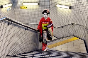 steve-mccurry, japan, kimono, subway, beneath-the-surface, steve-mccurry-photo