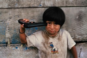 Steve-McCurry, contrasts-and-clarity, steve-mccurry-photo, peru, kids-with-guns