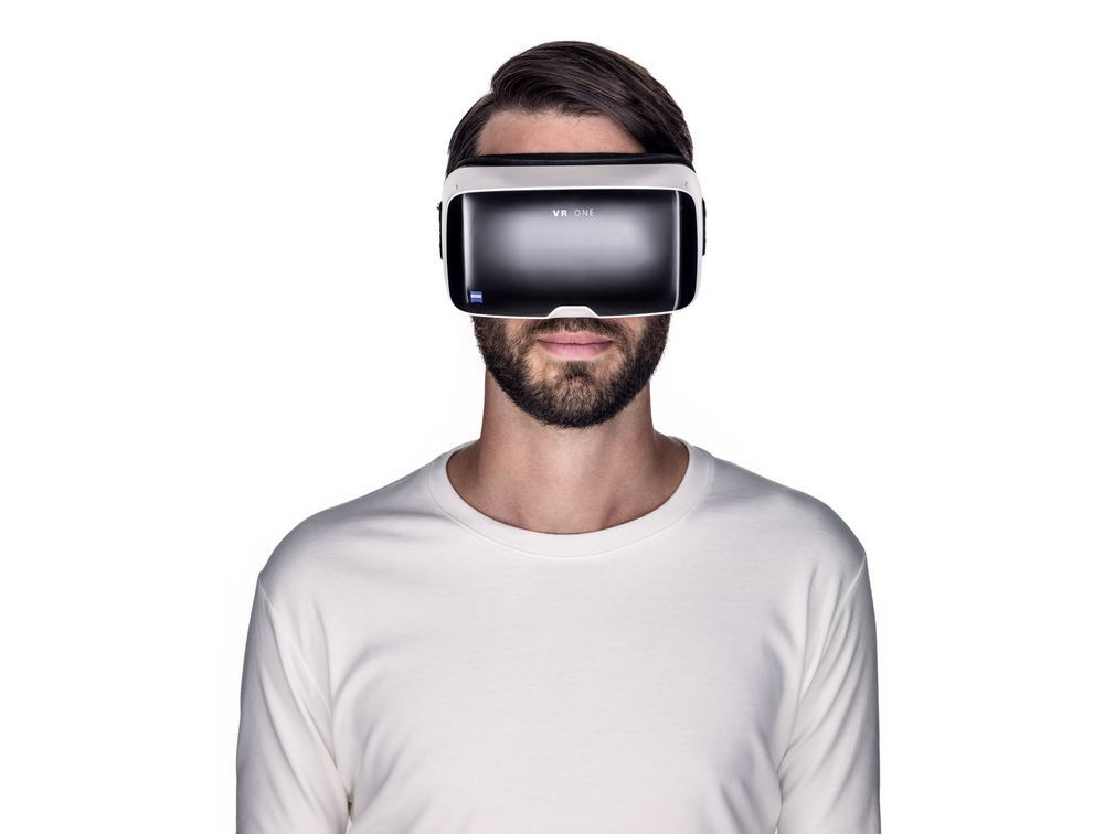 Виар видео страшное. Чел в виар очках. В очках виртуальной реальности. Человек в VR шлеме. Шлем виртуальной реальности Zeiss.